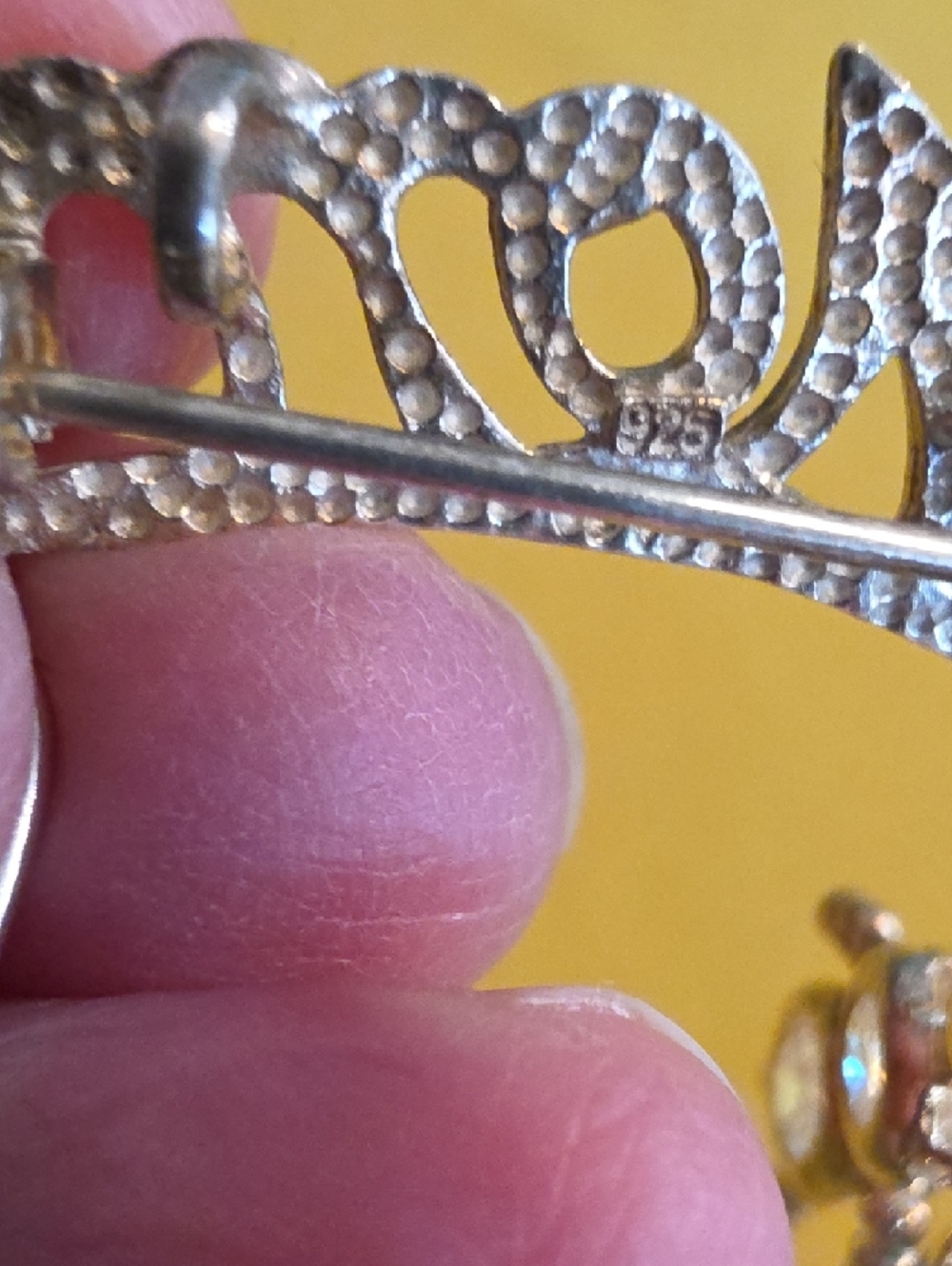 Vintage 925 Silver "Mom" Pin Featuring Three Dangling Charms - All Stamped 925 - Picture 2 of 10